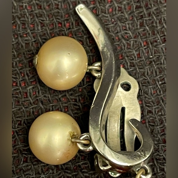 Schiaparelli SIGNED VTG. clip earrings rhodium plated, pearls & amber drop beads - Picture 4 of 13